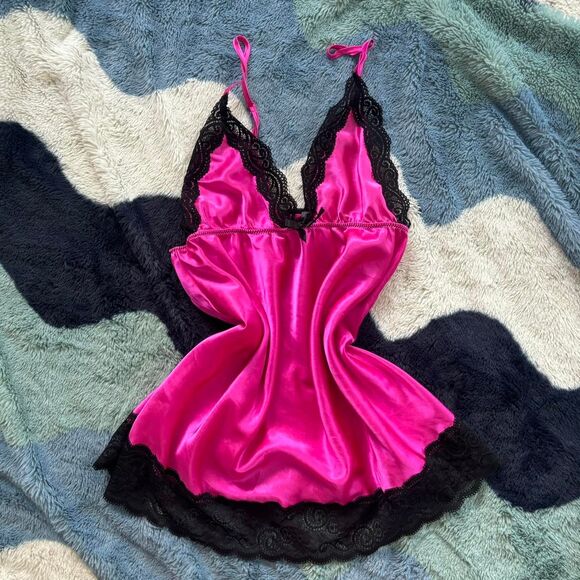 Elegant Pink and Black Lace Chemise - Picture 1 of 4